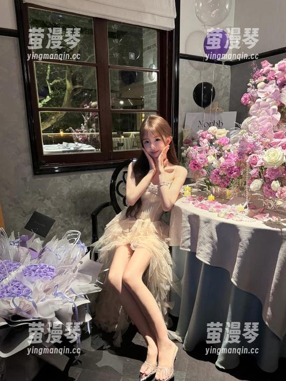 晚上一边吃瓜一边看拔哥黑料在线，感觉自己很时髦。