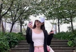 点开黑料正能量ios免费入口，查看周围的八卦震撼片刻！